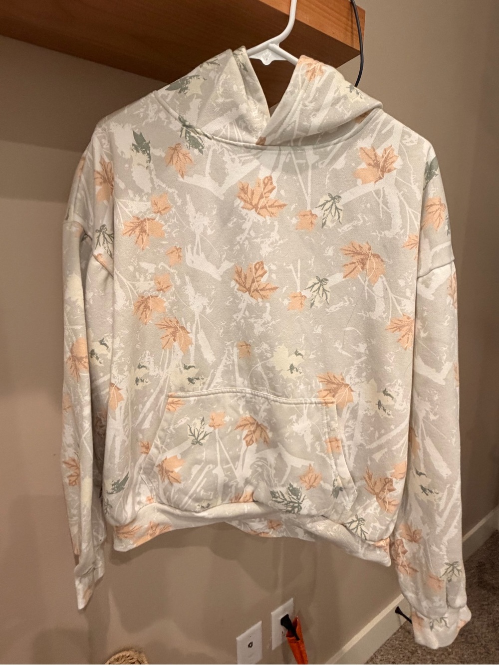 Floral Print Hooded Pullover Sweatshirt in Cream & Peach